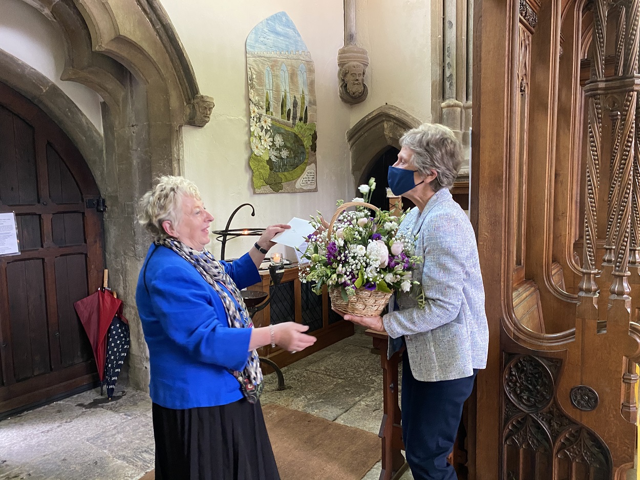 Palace pastor presents artist with flowers in Bishop's Palace chapel